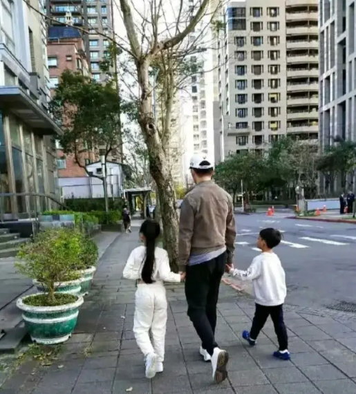 其实汪小菲不说什么，两个孩子也不愿意回外婆家。之前小S就说玥儿姐弟俩和S家这