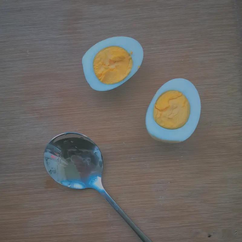 煮鸡蛋没那么多秘密和窍门，掌握好时间即可！鸡蛋洗干净，冷水下锅。一是水要没过鸡