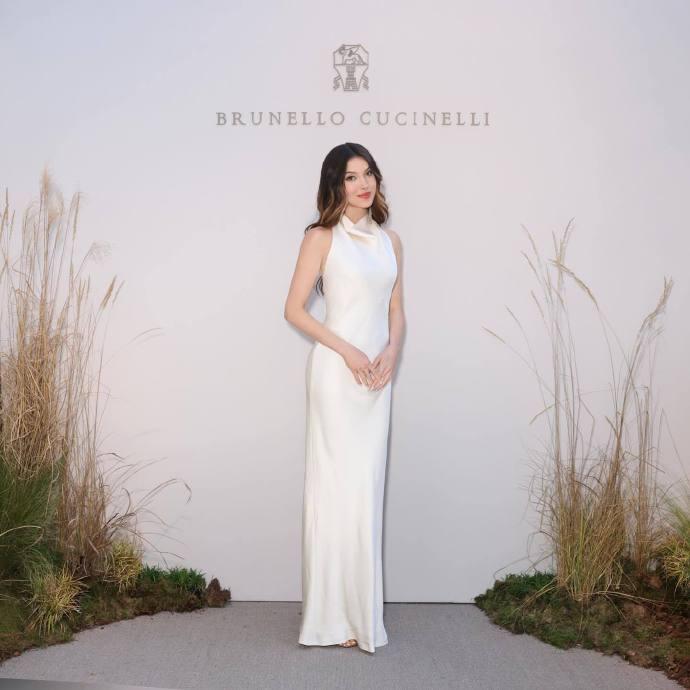 最近谷爱凌在米兰参加时装周，她这次搭配的很靓丽，看起来特别的迷人，也显得很年轻。