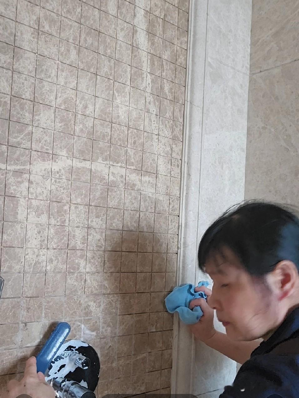 月薪八千，保姆嫌工价低，辞工走人了。这段日子，我又回到了熟息的老客户家里做保