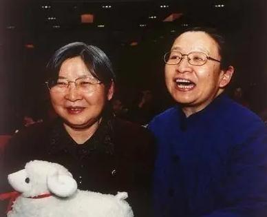 1984年李讷回到韶山，看到毛主席亲手耕种过的菜地，她跪地痛哭，难掩心中的悲伤与