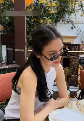43岁宋慧乔西班牙街头随拍，微卷长发尽显绝美风姿