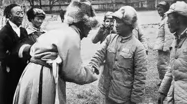 1951年，阿里驻军断粮，连马都杀了吃。眼看全军都要饿死，一个小战士干了一件事，