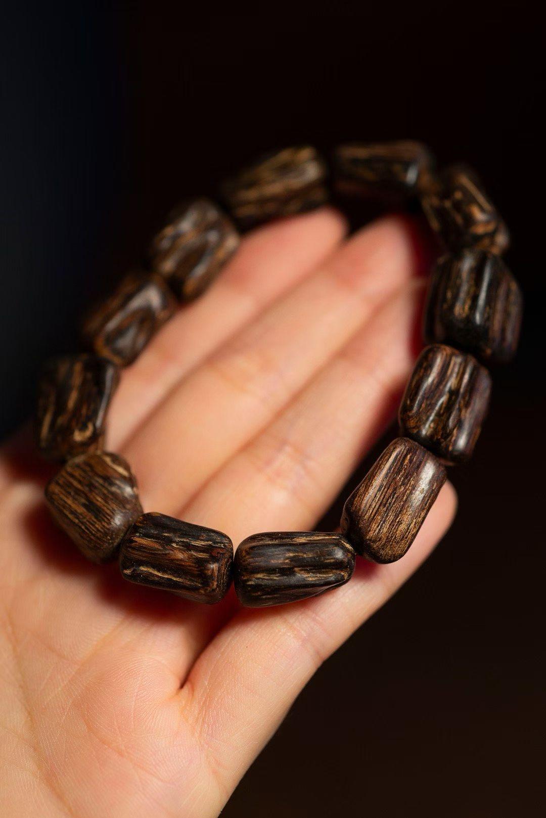 你说那些寡言少语的人都经历过什么呢？苦事不宣之于人，是成长必须付出的代价；乐事