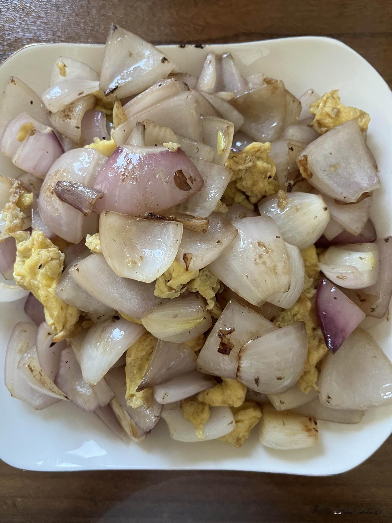好友们晚上好！秋安吉祥，晚餐香香！今天的晚餐：葱头炒鸡蛋蒸拆骨肉红薯玉米