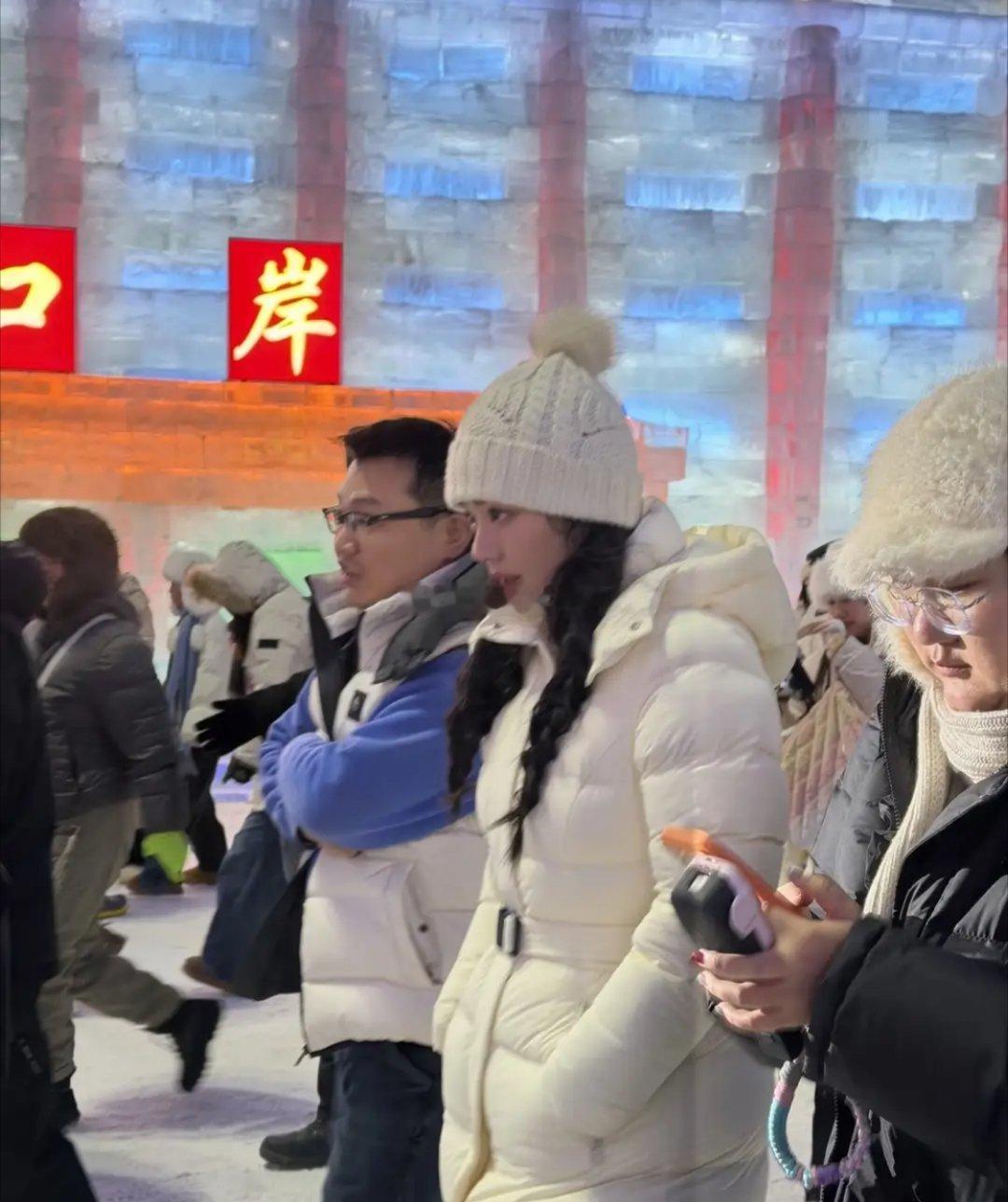 12月20日，马思纯在哈尔滨冰雪大世界被偶遇，她身着白色长款羽绒服，扎双麻花辫，