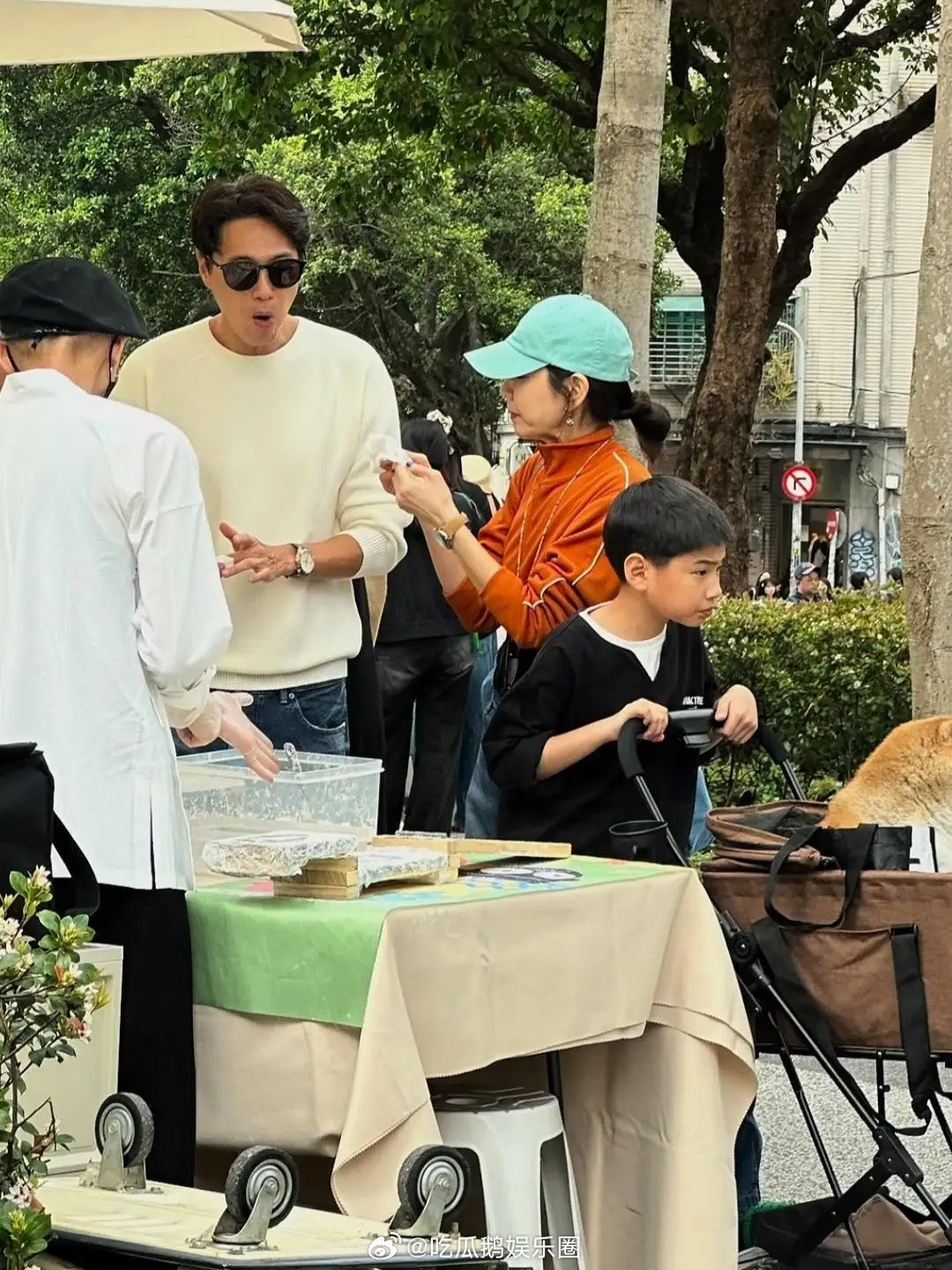 陈嘉桦和老公儿子一起逛集市被偶遇，她的儿子长得好像爸爸，还挺帅气的，两只虎牙好可