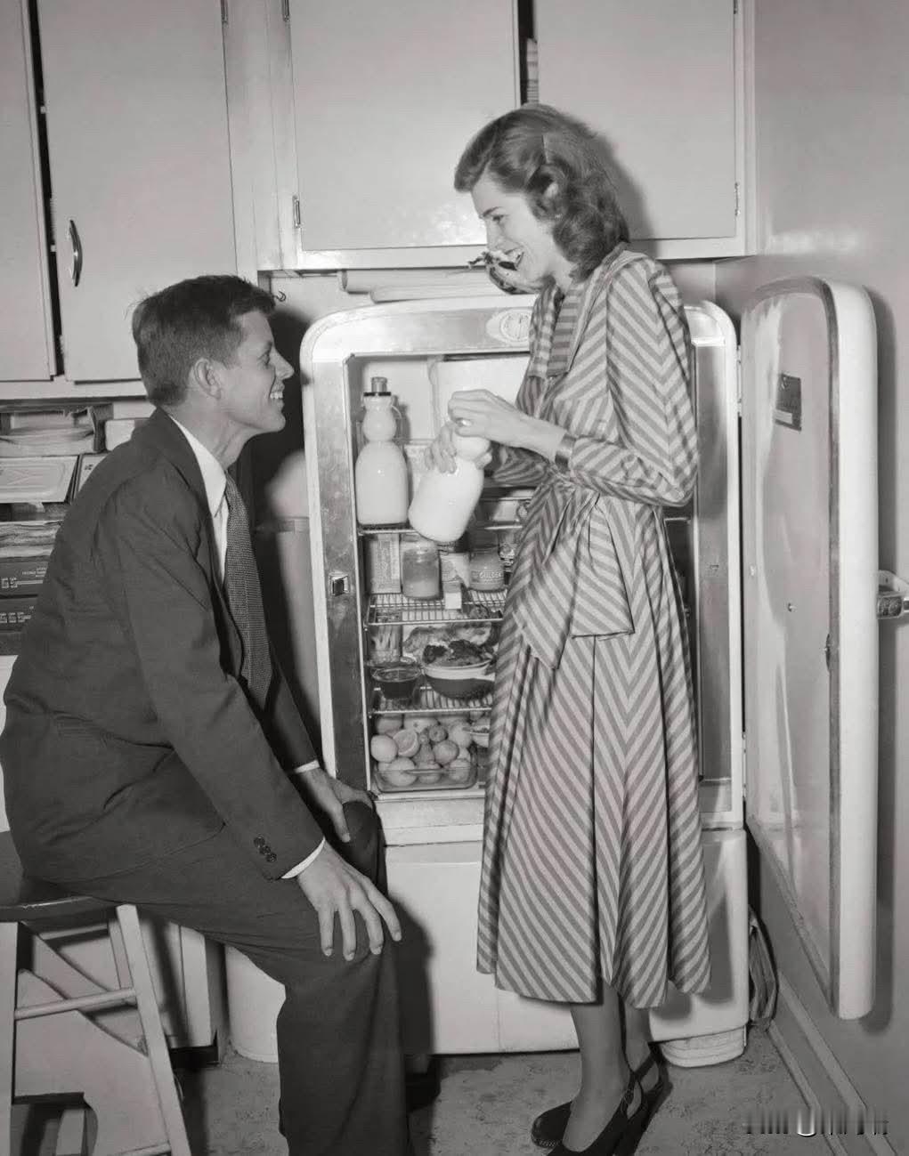 20世纪40年代末，肯尼迪担任国会议员期间，曾与妹妹尤妮斯同住三年。这张照片是他