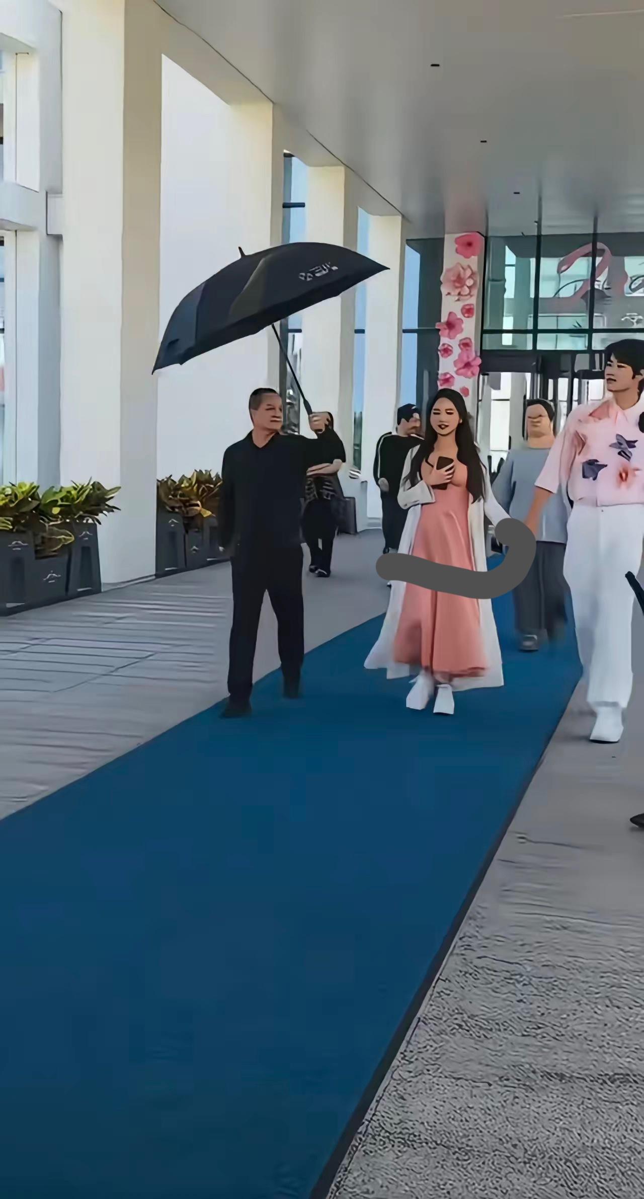 目测，金莎至少怀孕3个月