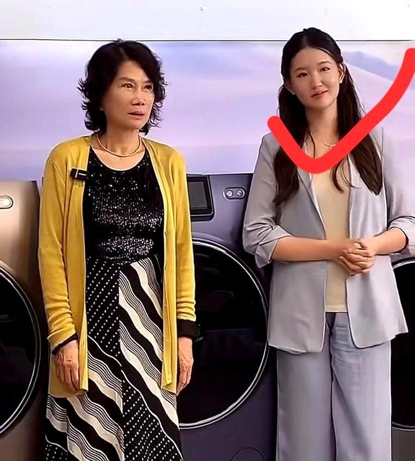 孟羽童这下彻底傻眼了，没找到合体直播不是喜全是“雷区”。直播刚开始董总就甩出一