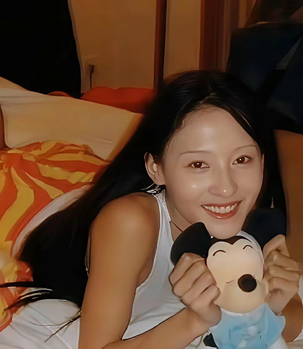 张柏芝当年拍戏剃了原生眉，化了这种眉毛，看着好像大如，这种眉毛估计都不好驾驭吧！