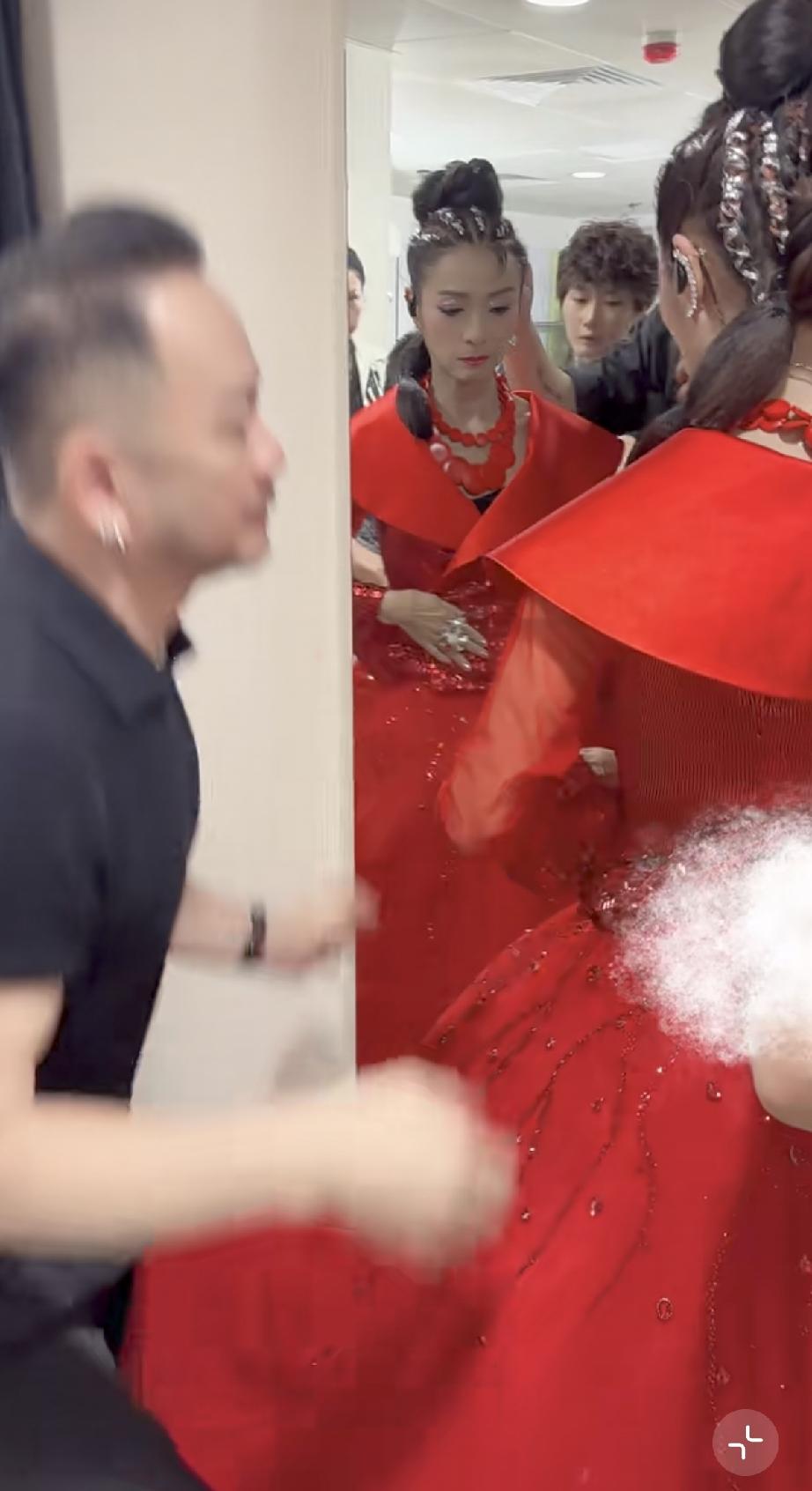 6月13日，米雪香港演唱会第2场造型曝光，简直太美了，远看还以为是新娘出嫁像20