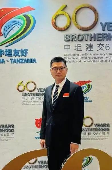 句句不提自己是中国人，句句都要你记住我是中国人！句句不让别人记住自己，句句都要