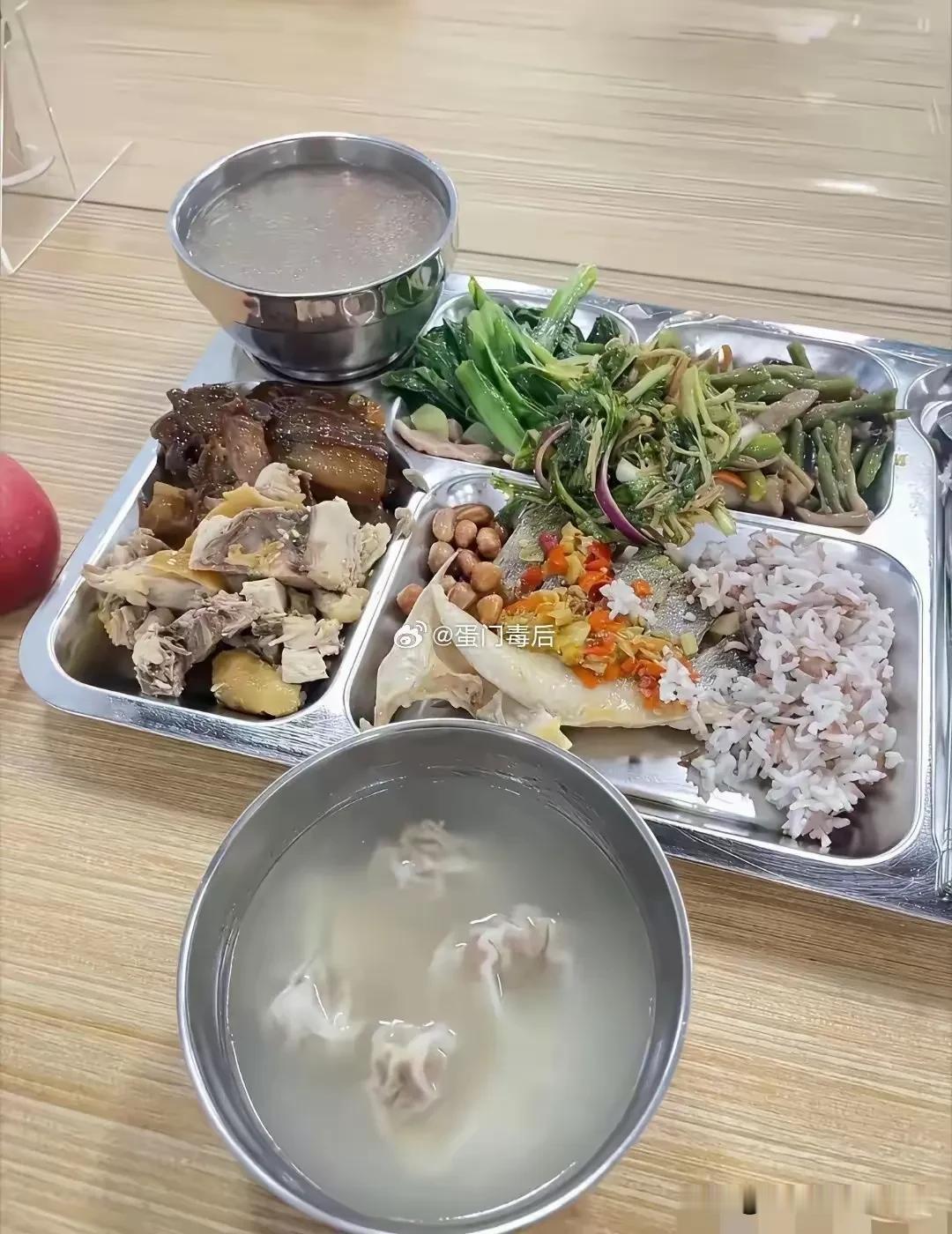 这是某高中食堂的饭菜，一份15块钱，你们觉得咋样？​​​