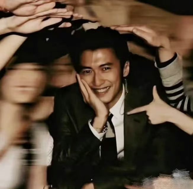 谢霆锋武汉站拼手速了谢霆锋Evolution演唱会武汉站，经典金曲全有，三大震撼