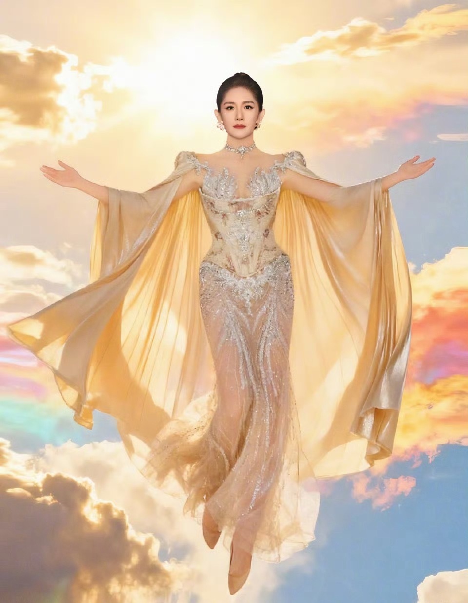 谢娜太阳女神出发啦谢娜：太阳女神出发啦～娜姐微博之夜状态好好，一袭金色带钻长裙