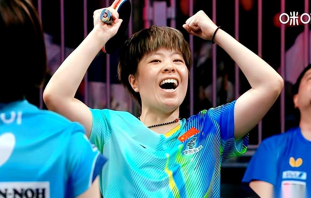 国乒的决胜局暂停，你以为是递毛巾、拧瓶盖、讲战术？任浩教练一把拨开围上来的人，