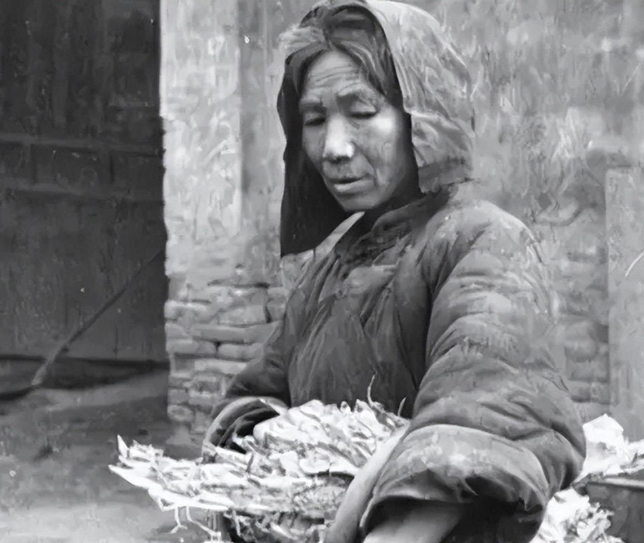 1943年女乞丐遇日军盘查，掏出一物让日寇仓皇退缩1943年，一个女乞丐正