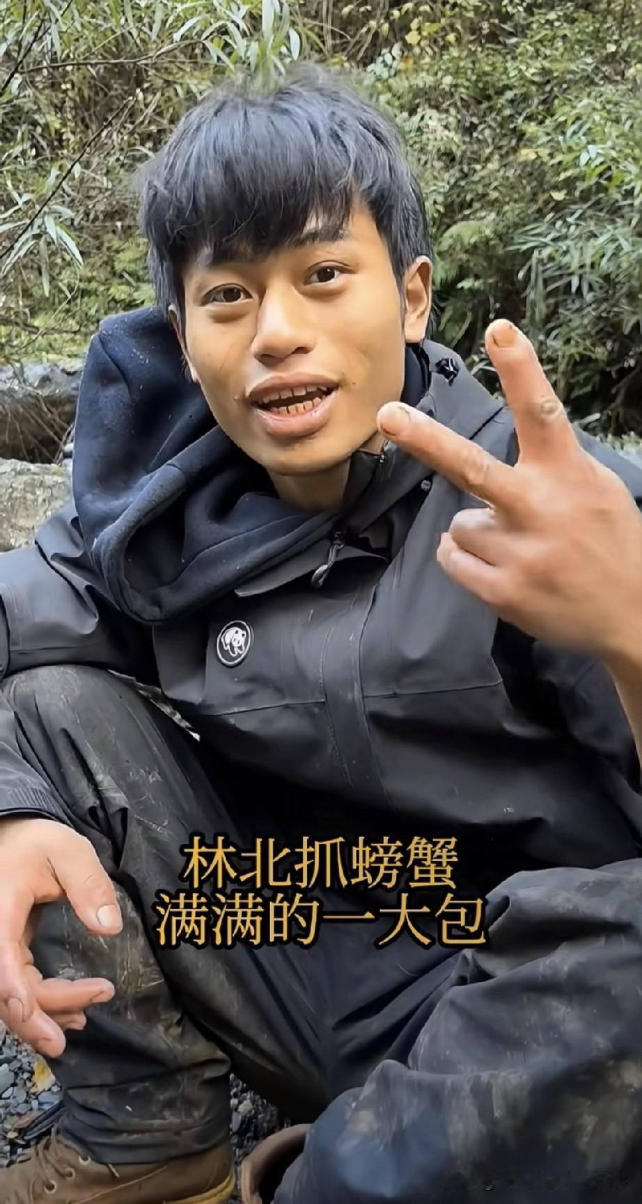 林北这波抓螃蟹，把我看馋到啃手指！蹲在溪里扒拉石头，反手掏出一整盒活蹦乱跳