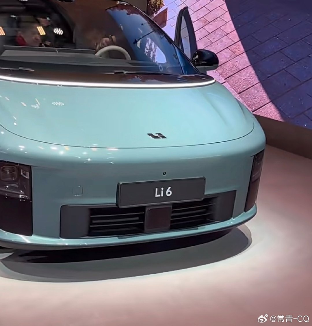理想汽车第一次把车卖到欧洲。主力是卖理想i6，在欧洲叫「Li6」。核心还是i6的尺寸相对小一点，在欧
