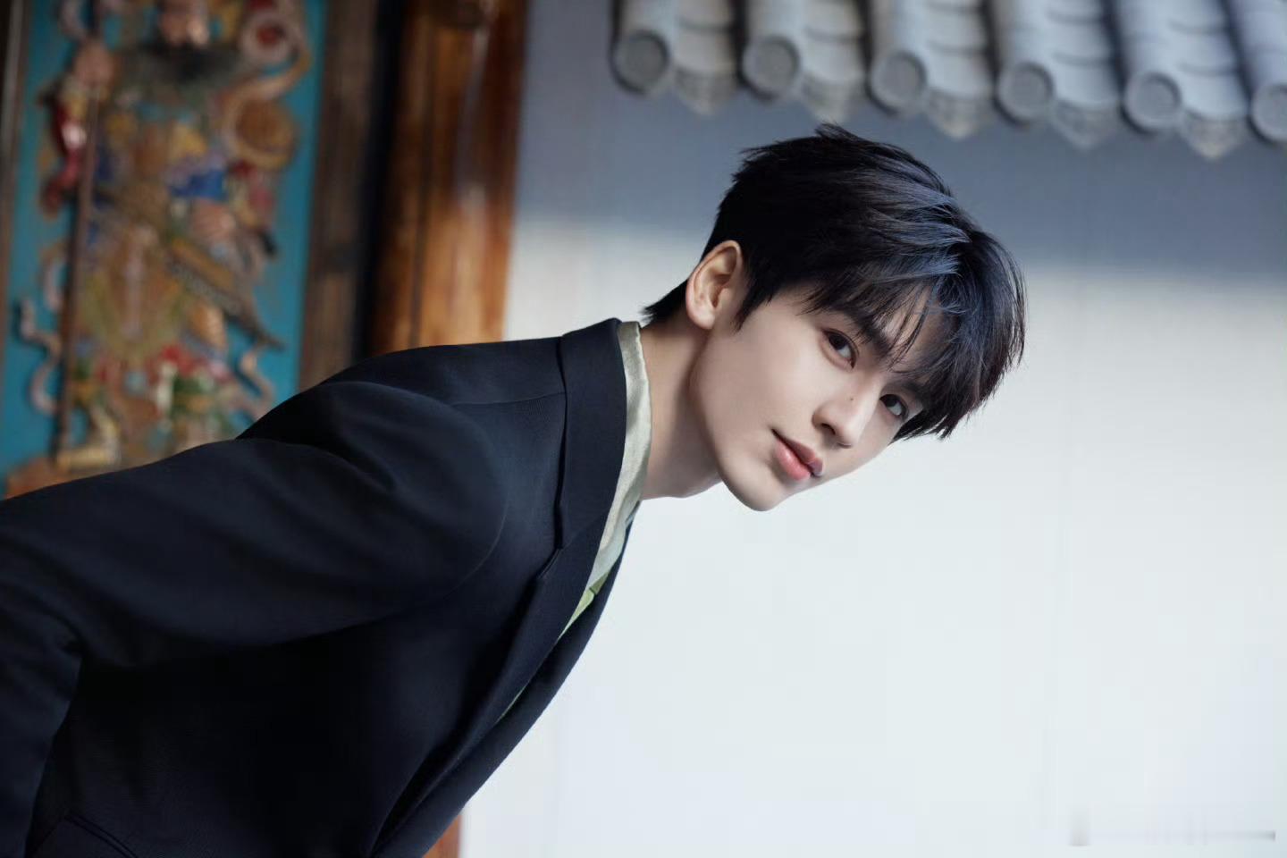 拖尾西装张凌赫也能完美驾驭，今天是优雅的何医生​​​