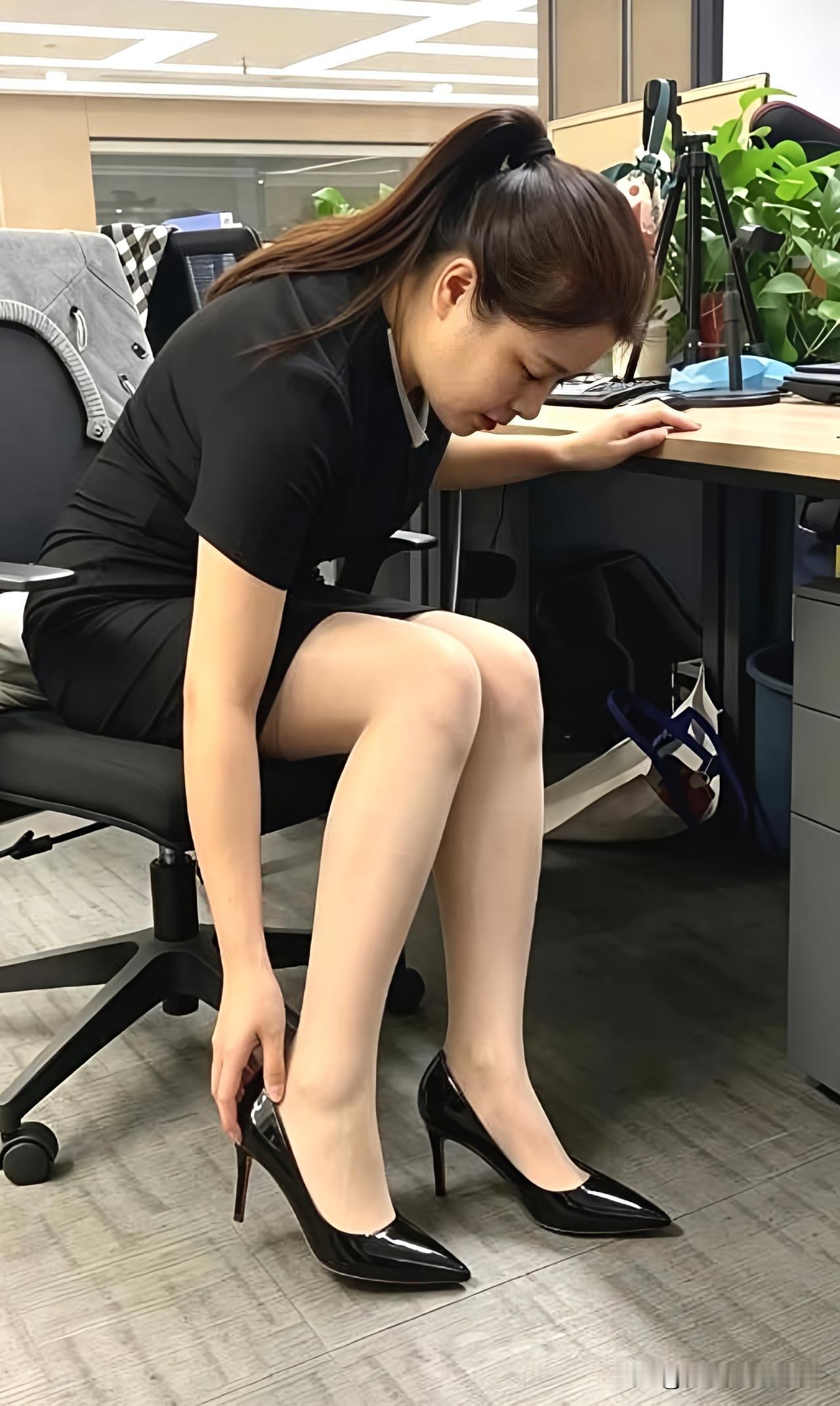 简约干练通勤套装，日常上班穿得体又自带女人味[比心][比心]