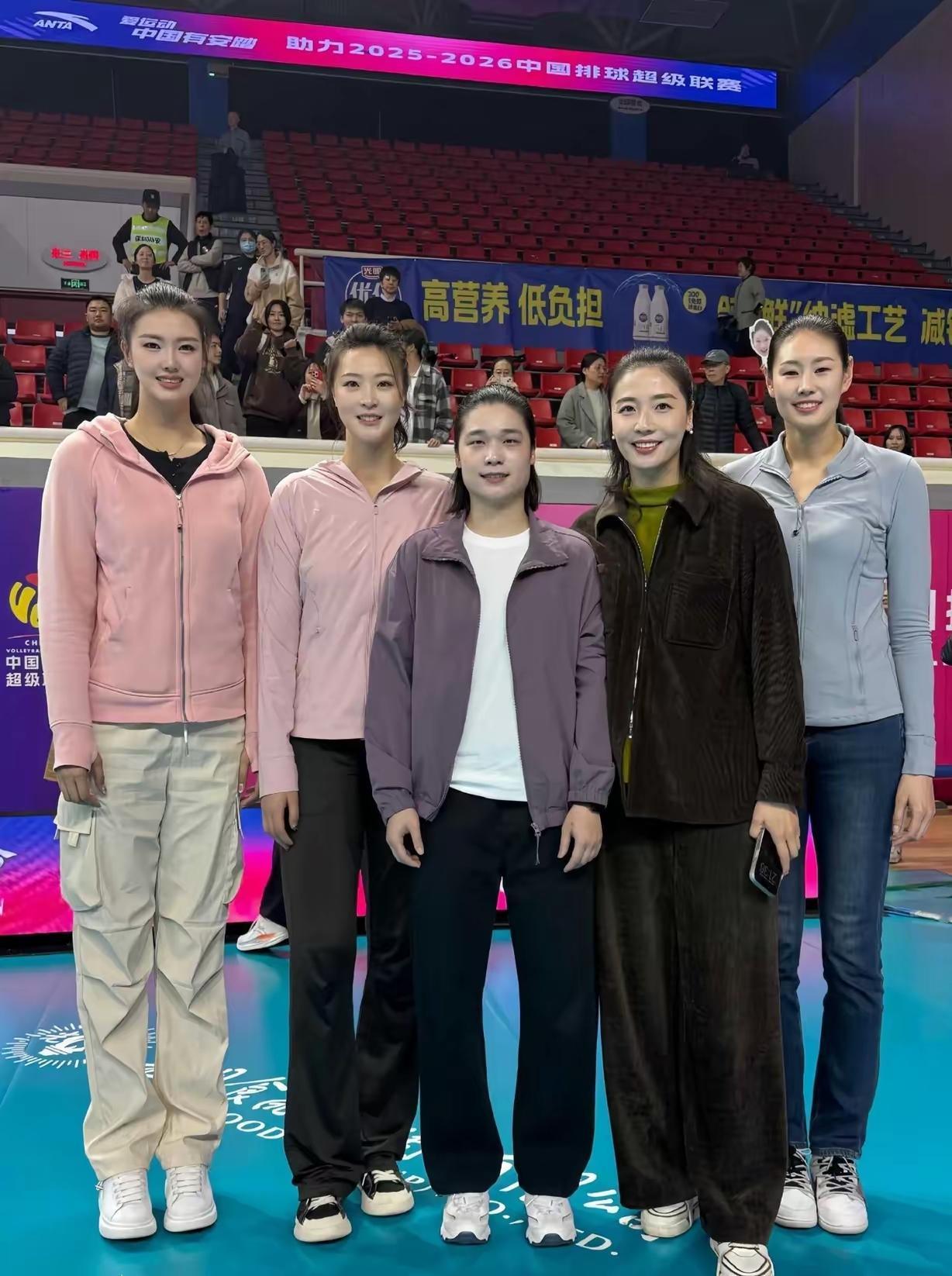 中国女排5位奥运冠军同框：张常宁云鬓花颜，粉面含春，瑶林玉树；惠若琪肌肤胜雪，
