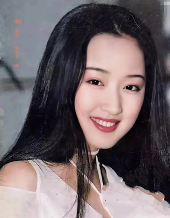 1994年，向华胜花300万请杨钰莹吃一顿烛光晚餐，两人吃得正起劲，突然闯进一个