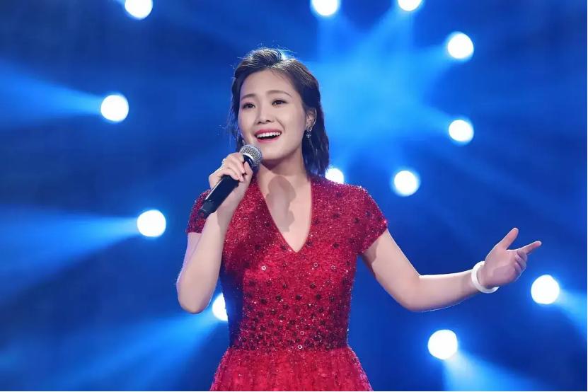 歌手云朵，那个曾经在万人体育场飙高音的女人，据说已经接不到任何商演了。没了舞台，