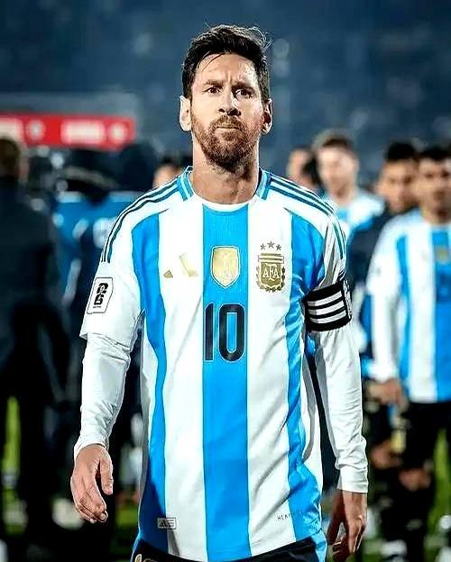 一个赛季才进12个球的齐达内，凭什么能跟年度91球的梅西、欧冠17球的C罗，一起