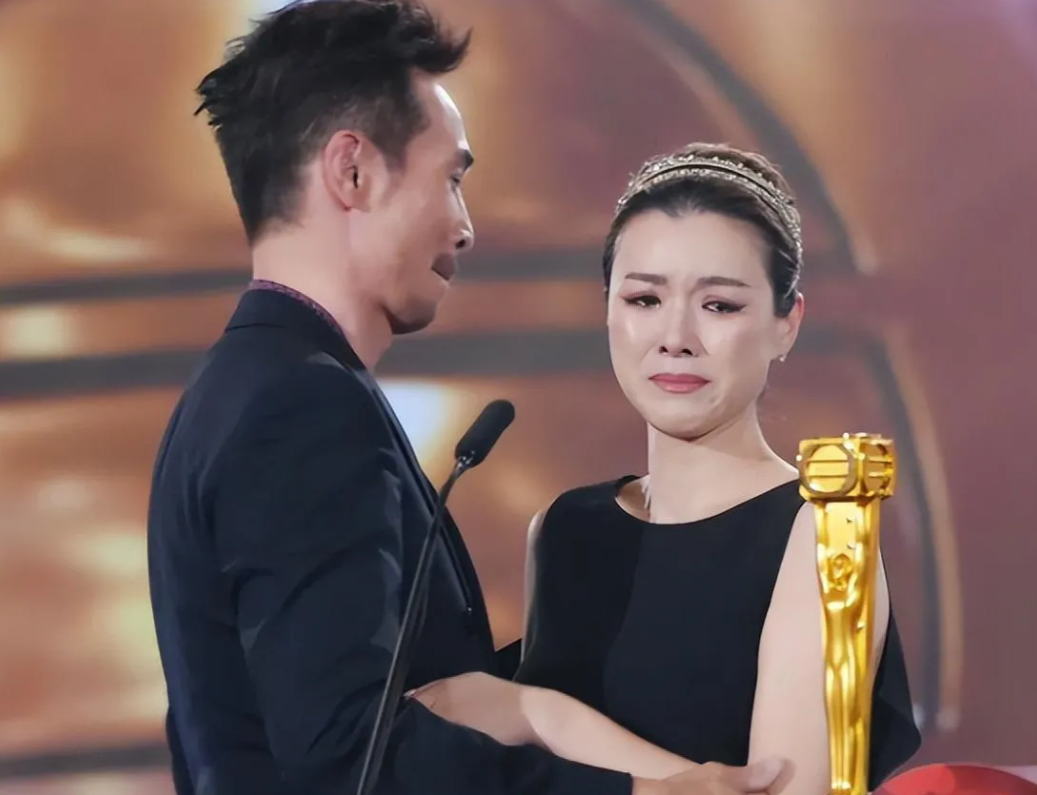 陈豪时隔16年再度封帝，其妻子陈茵媺在TVB力捧下本可成当红花旦，却因爱情和家庭