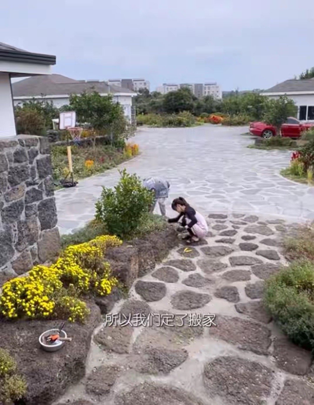 蔡琳搬离济州岛海景房，三口住进两层独栋别墅，客厅大的能踢球