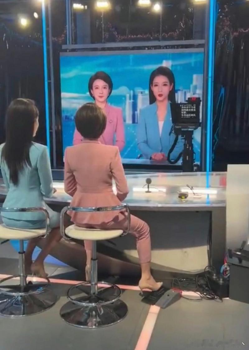 天呐，原来主持人都是这样翻提词器的