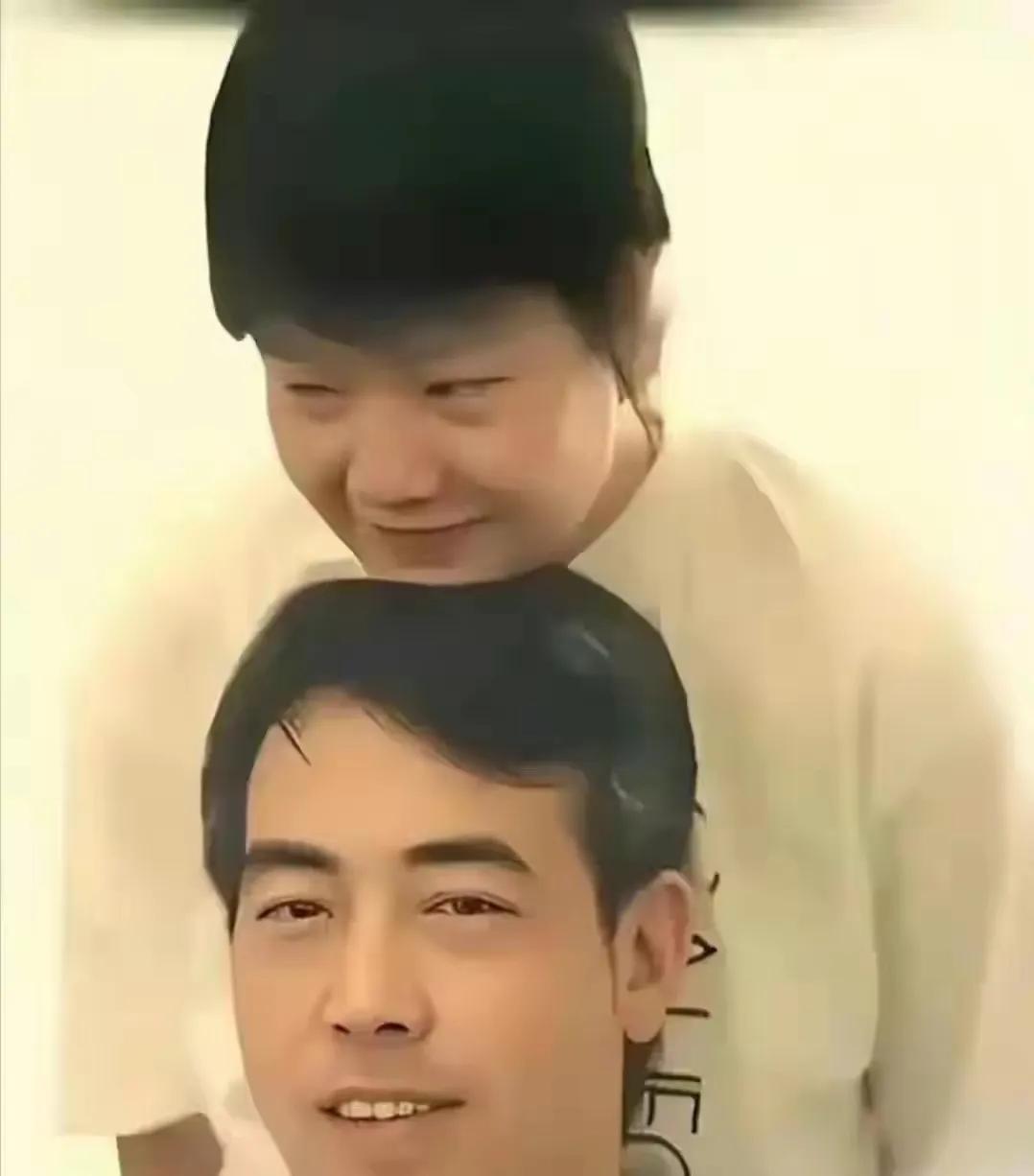 陈凯歌和两任妻子的合照，他和洪晃在一起是一种表情，和陈红在一起又是另一种表情。男