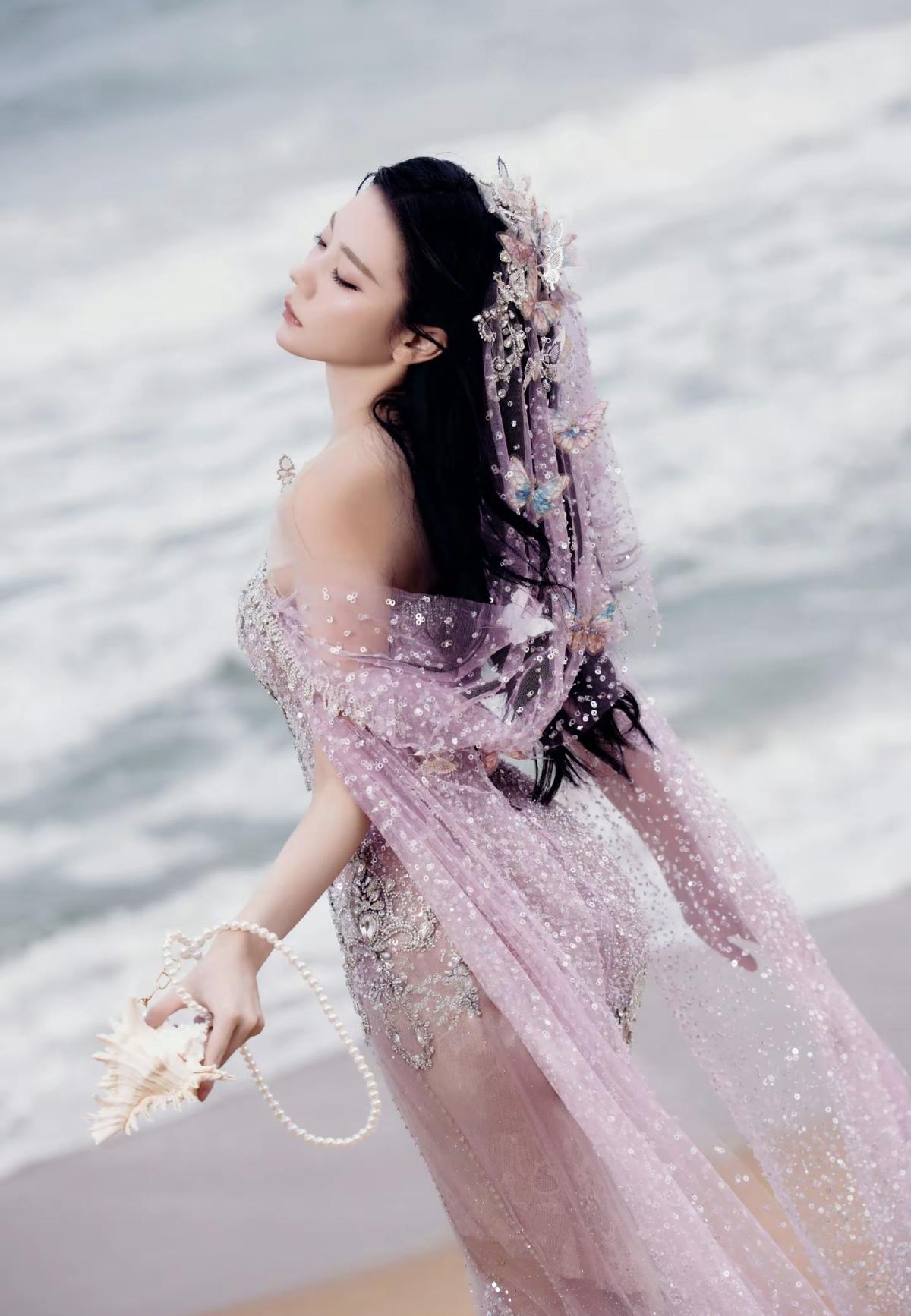 张紫宁宛如林间精灵！肌肤胜雪，眼神清澈，在绿植映衬下，透着自然又疏离的美感，干净