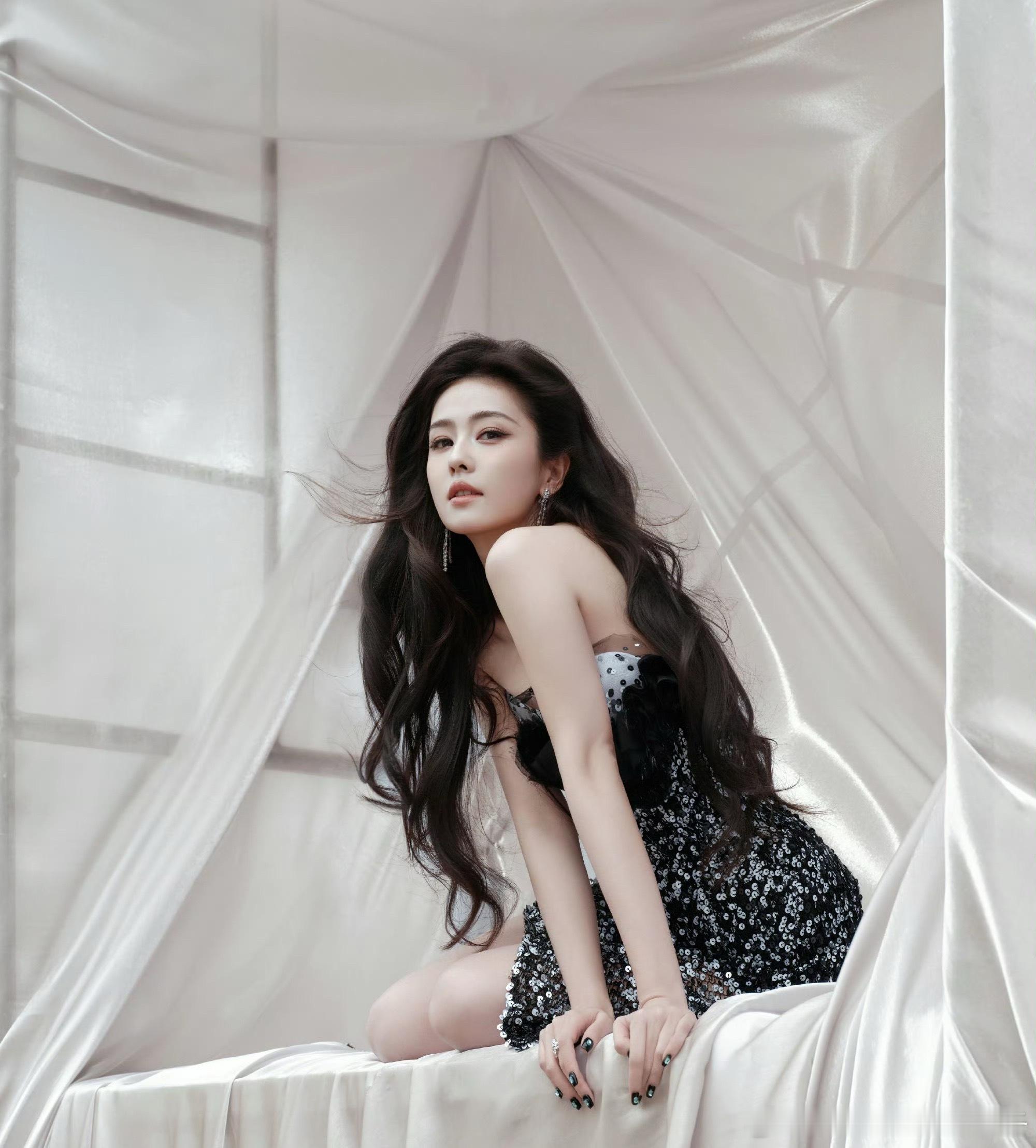 闵塔鲨给白鹿准备的裙子在2023年，闵塔鲨为白鹿准备了一袭TonyWardC