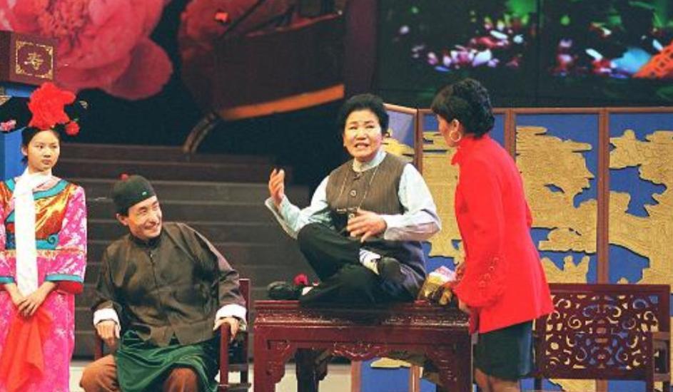 1999年，巩汉林闯进春晚导演组，拍桌子大喊：“太不像话了，能不能给赵丽蓉老师提