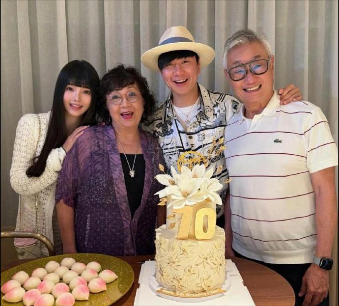 这是林俊杰官宣的第一位女朋友，23岁的网红七七，与林俊杰相差21岁，果然天王都爱