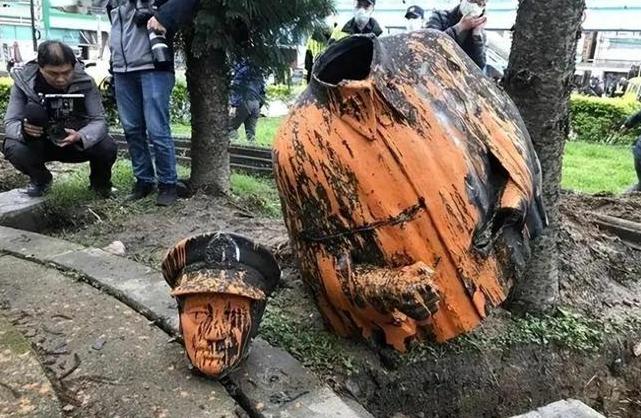 为什么要批判蒋介石？李敖说过这样一句话：“蒋介石到今天还在纠缠我们，用假的历史留