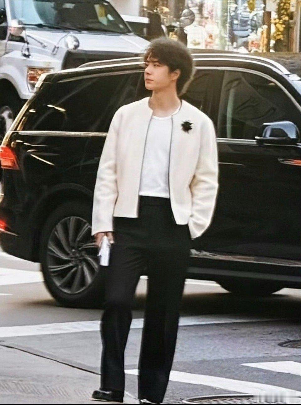 王一博纽约纽约街头的王一博，小王子又出来炸街了