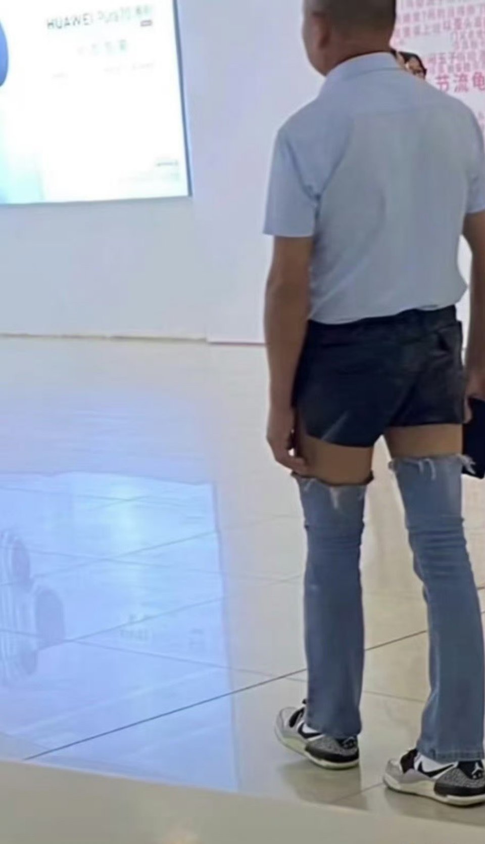 大爷这穿搭比好多小年轻都潮..​​​​