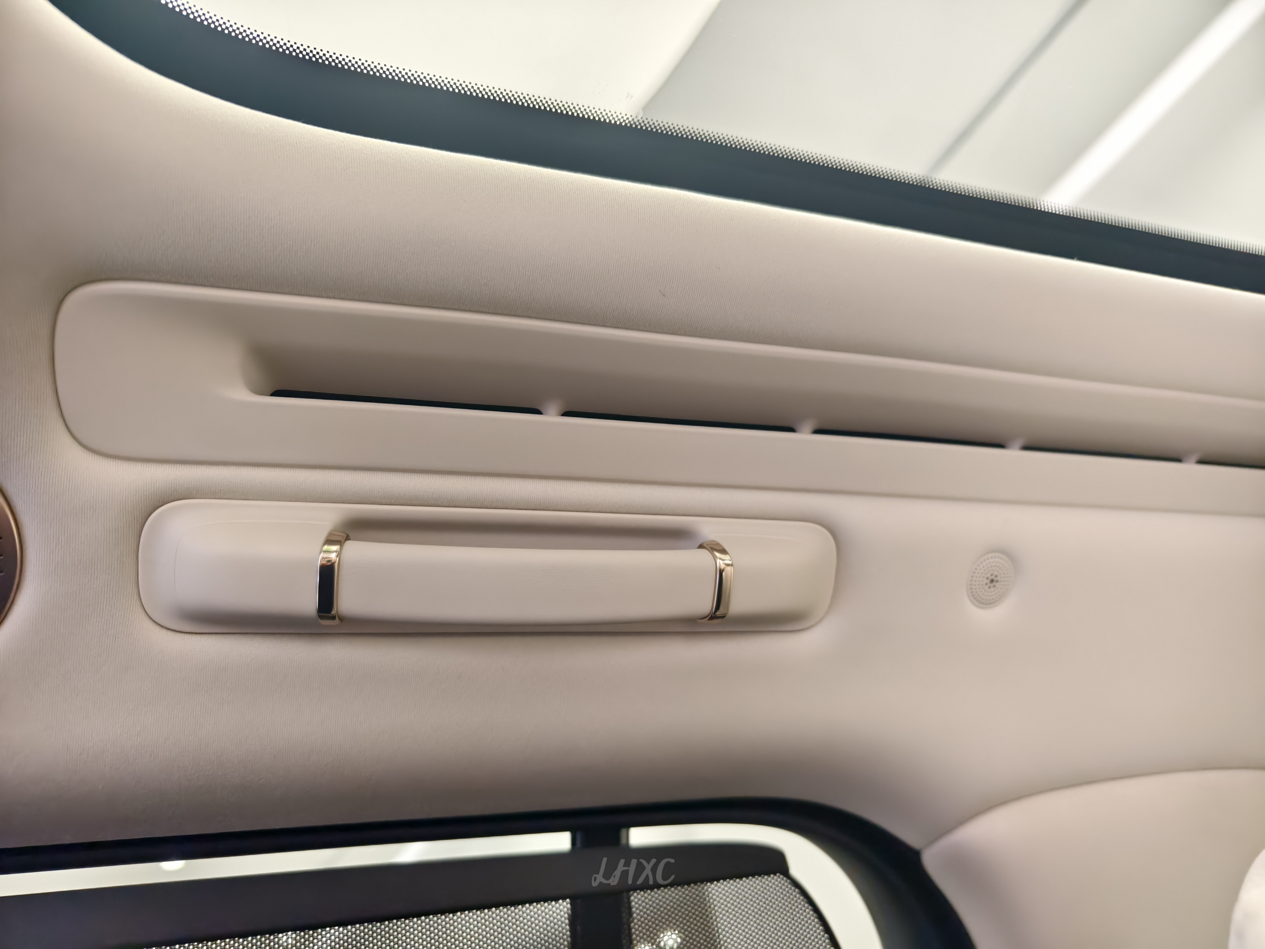 在中大型六座SUV市场，车型在空间、配置、设计层面的竞争愈发激烈，智己LS9作为