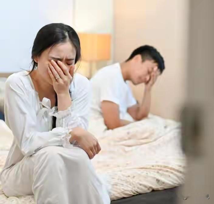 离婚两年前夫再婚生子，她陷入彻底自我内耗这件事是我表姐家真实发生的经历，外