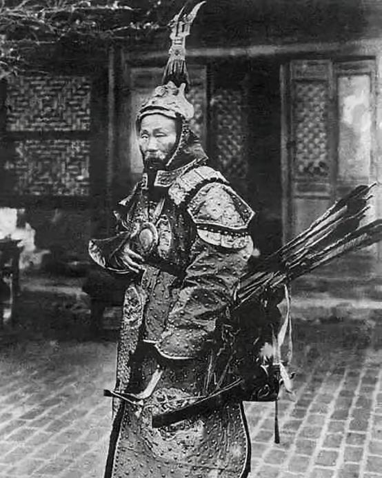 1903年，广西提督苏元春被押送京城将要斩首，他多年的同僚好友纷纷袖手旁观，唯有