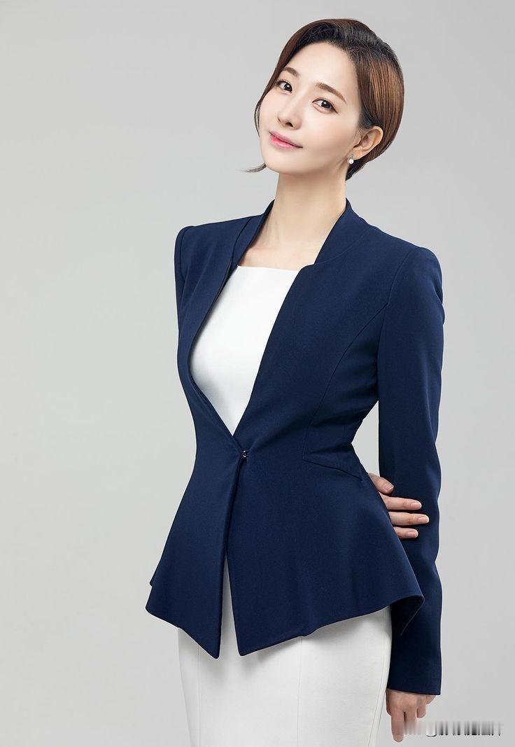 深蓝西装外套配白色内搭，这优雅职场风谁能不爱！我之前面试时就穿了这么一套。深蓝西
