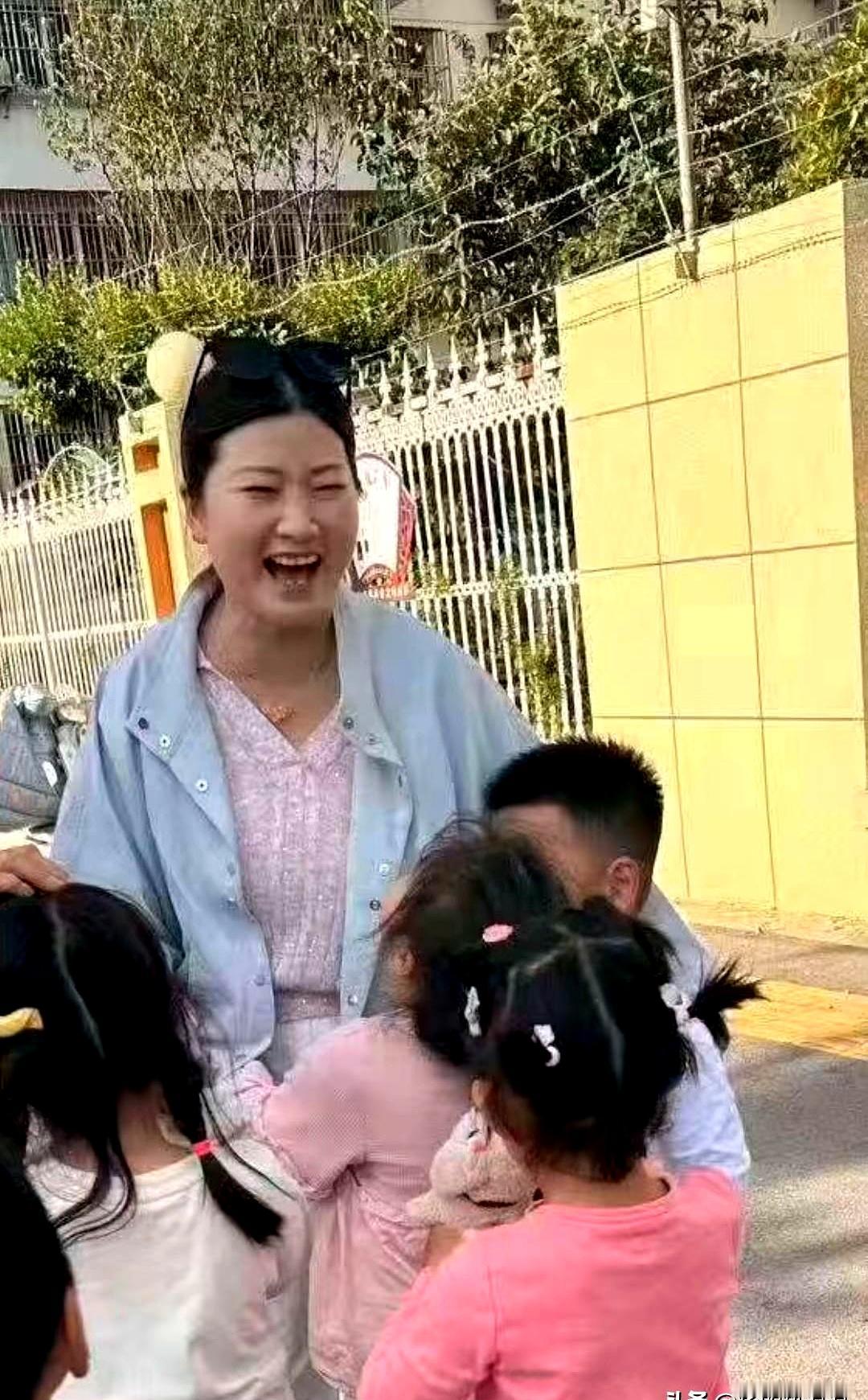 热熔胶老师陈琳这事，真是看得人心里发堵。表面上在家长面前笑呵呵，背地里却让孩子