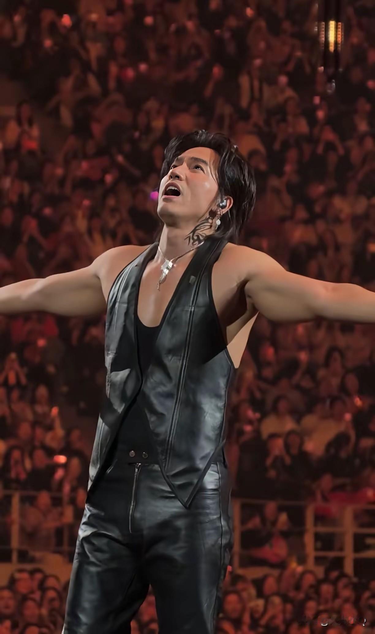 言承旭穿皮马甲，肌肉好发达，还做了腋下管理。