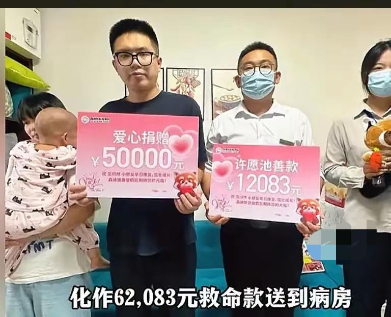 许愿池捞硬币捐给女童后续，游客越来越多，许愿池成动物园打卡地许愿池边的硬币雨