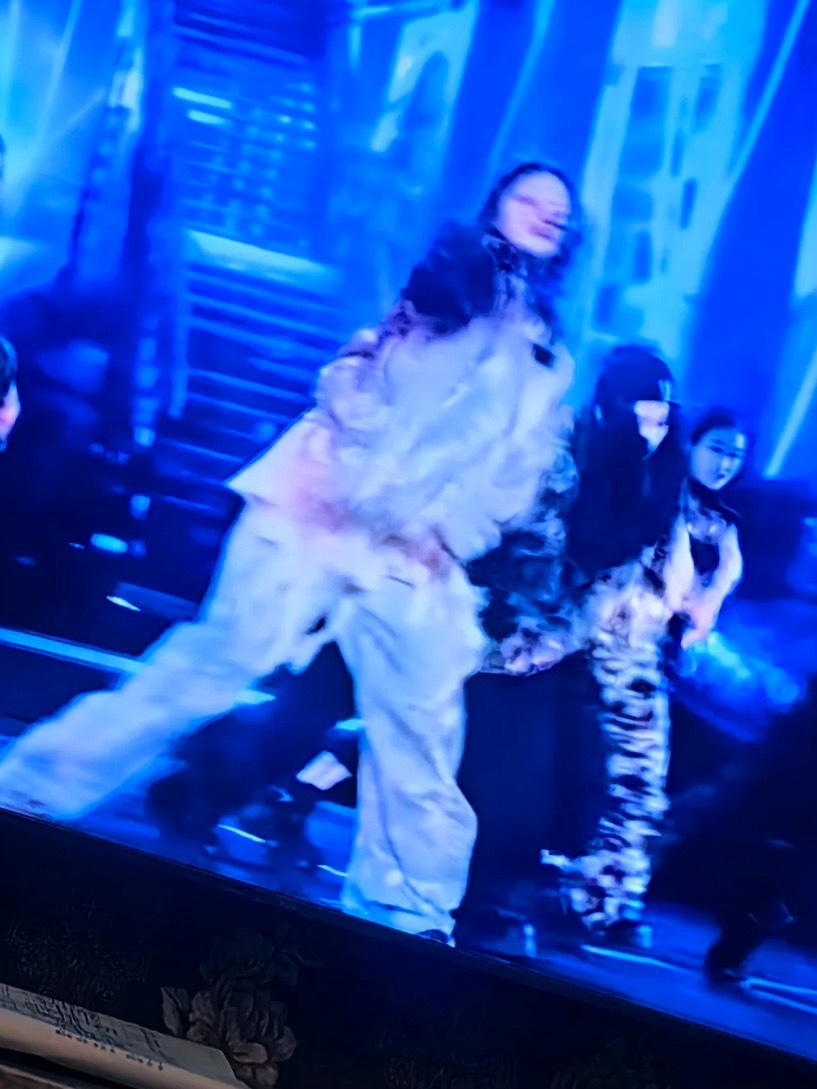 宋雨琦是不是临时加了一件外套啊！真的太冷了