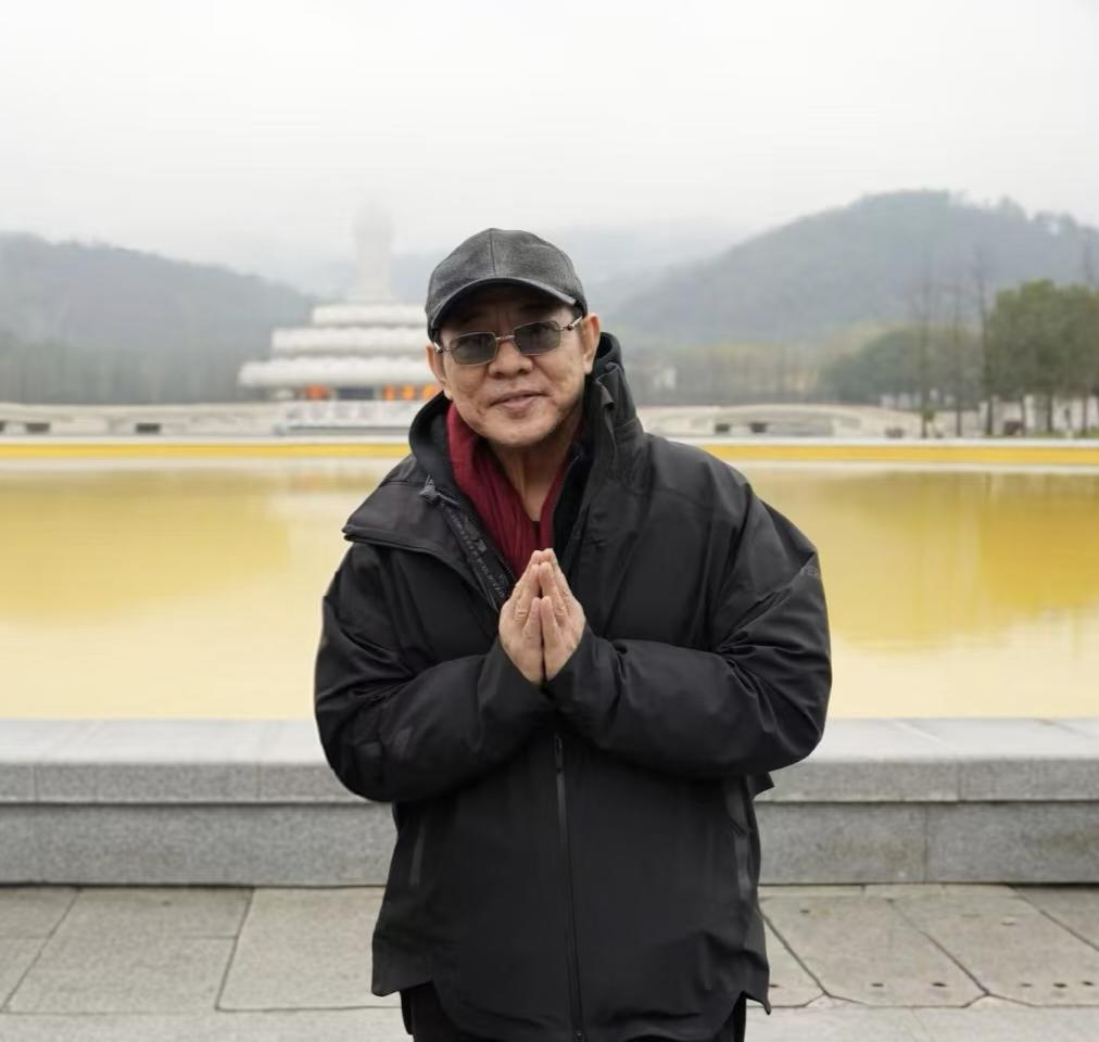 12月13日，李连杰现身安徽九华山祈福，他穿着一身黑色羽绒服，面色沧桑憔悴，整个